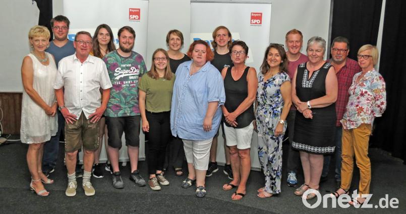 Auf eine verjüngte Vorstandschaft kann Vorsitzender Gerold Gleißner (Dritter von links) von der SPD Rothenstadt-Konradshöhe zurückgreifen. MdL Annette Karl (Siebte von links) lobt die überragende Basisarbeit für die Partei. Bild: Dobmeier rdo