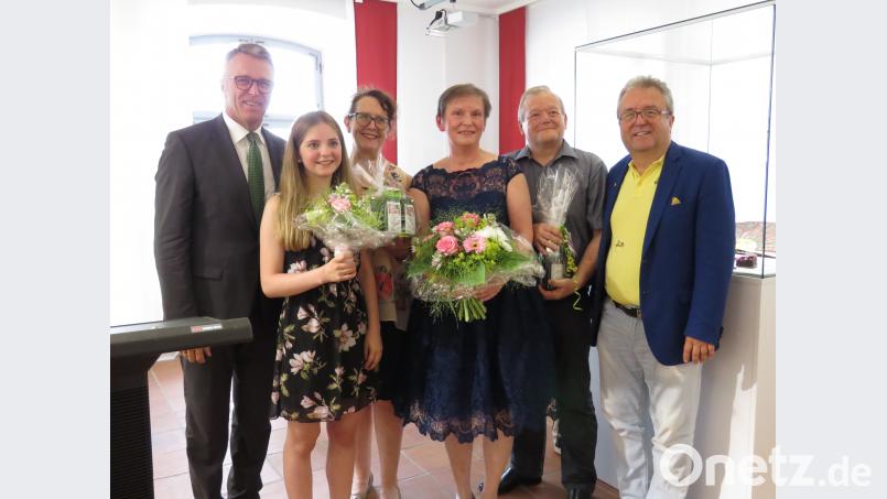 Für Gesang und Klöppelkunst gab es von Bürgermeister Franz Stahl (li.) und Bezirksrat Toni Dutz (re.) Blumengeschenke.und viel Dankesworte an Sängerin Luisa Zeitler, Gesangslehrerin Carol Bischoff, Klöppel-Meisterin Sabine Heibl und Ehegatte Norbert Heibl (v. li.) ubb