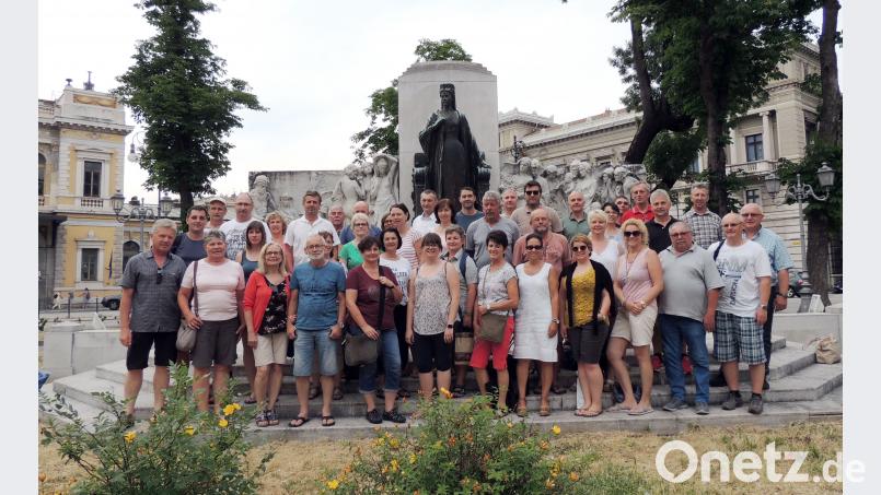 Mediterranes und zugleich elegantes Wiener Flair genießen die Teilnehmer der JU-Revival-Tour 2018 in Triest, Udine und Slowenien. Vor dem Sisi-Denkmal in Triest hat sich die Gruppe zum Erinnerungsfoto aufgestellt. mor