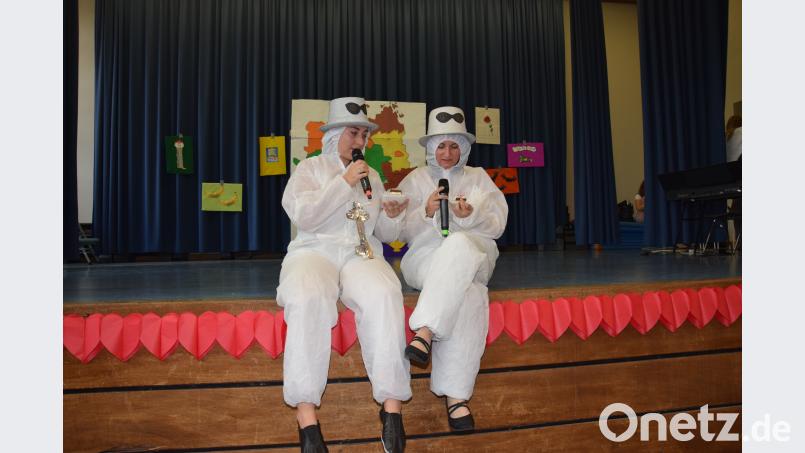 Die Moderatorinnen, Steffi Beierl (rechts) und Tina Scheinost (links) führen einfallsreich und humorvoll durch das Programm. fla