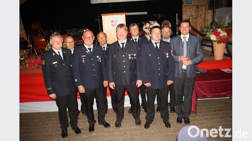 Verdiente Floriansjünger erhielten staatliche Ehrungen und wurden durch den Feuerwehrverband ausgezeichnet: (von links) Kreisbrandrat Robert Heinfling, Ehrenkreisbrandmeister Alfred Schießl, Thomas Fink, Ehrenkreisbrandrat Siegfried Hammerer, Bernhard Gleixner, Kreisbrandmeister Christian Weinfurtner, Matthias Ficht, Kommandant Herbert Laubmann und Landrat Thomas Ebeling. frd