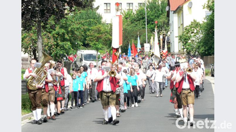 Angeführt von der Blaskapelle Kirchenthumbach bewegte sich ein langer Festzug von der Kirche zum BRK-Haus am Erlenweg lep