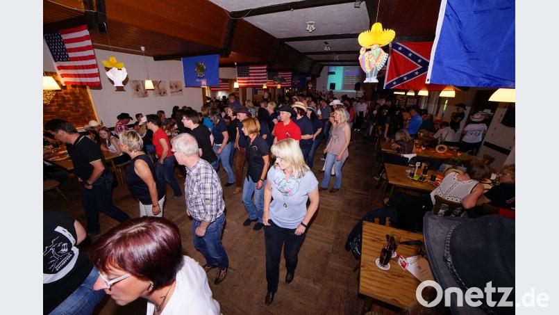 Auf der Tanzfläche ging es beim Line-Dance-Abend ziemlich eng zu. nib