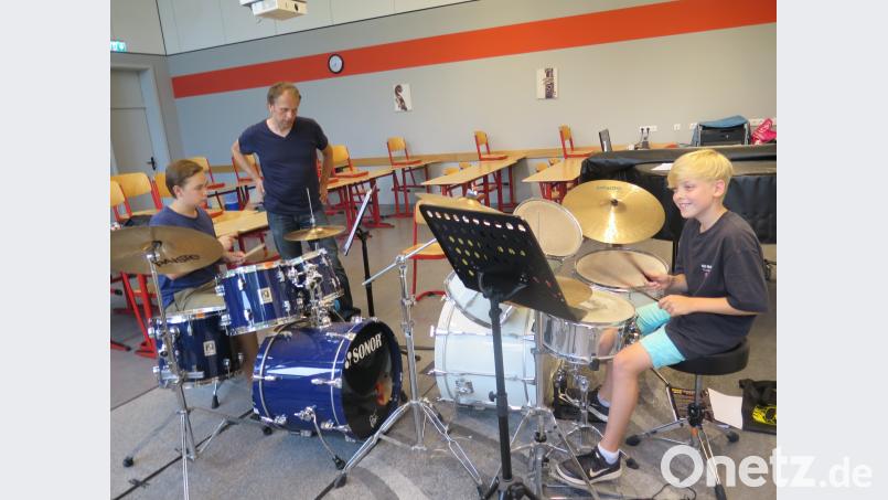 Musiklehrer Max Schmidkonz ist mit seinen beiden Schülern Jonas Daubenmerkl (links) und Justus Beck (rechts) sehr zufrieden. jzk