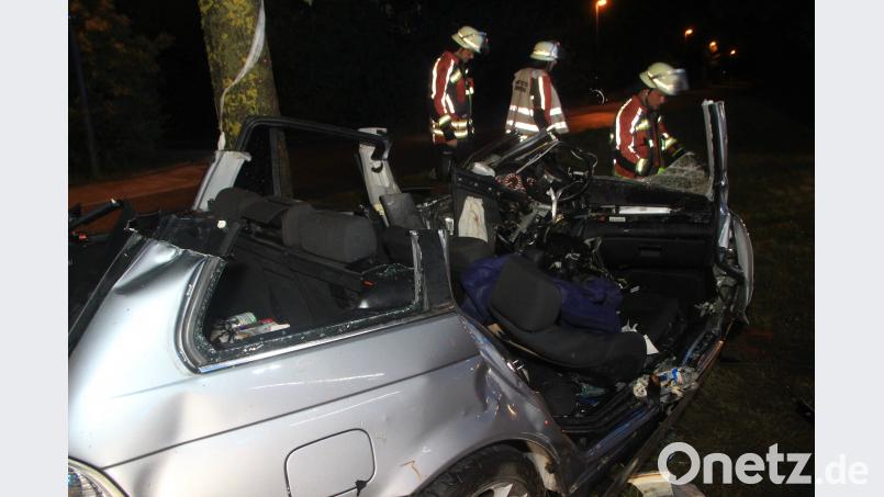 Aufwändig mussten die Rettungskräfte einen Autofahrer aus dem Wrack befreien. Alexander Auer