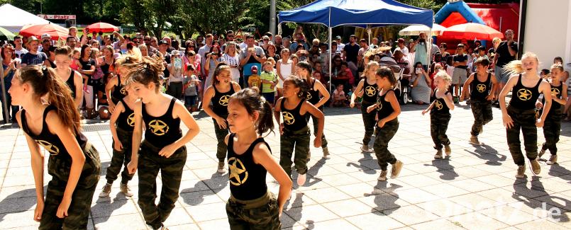 Die „DanceKids“ unterhalten die Besucher mit ihren abwechslungsreichen Tänzen beim DJK-Sommerfest. kzr