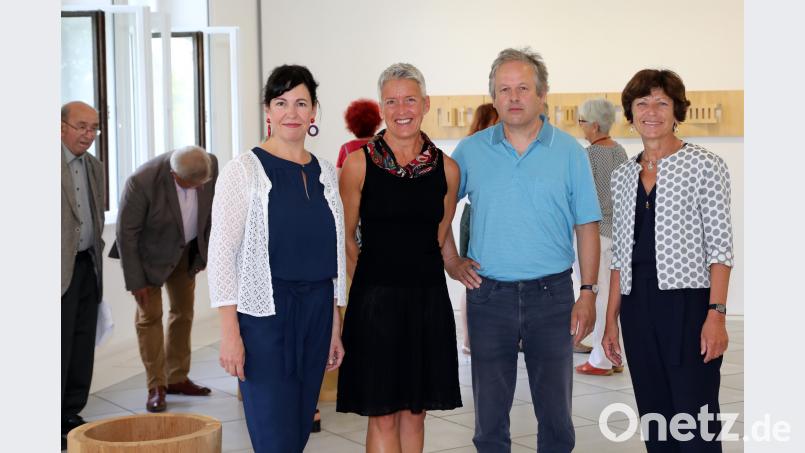 Bei der Ausstellungseröffnung im Oberpfälzer Künstlerhaus im Gespräch:  Bildhauer Joseph Stephan Wurmer (Zweiter von rechts) mit  Bürgermeisterin Ulrike Roidl (rechts), Künstlerhaus-Leiterin  Andrea Lamest und Barbara Leicht (Zweite von rechts). Götz
