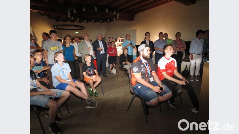 Zum Auftakt des offiziellen Festakts am Abend erlebten die Festgäste, wie der virtuelle Fußball funktioniert. Demonstriert wurde ein achtminütiges Spiel Mexiko gegen Deutschland von den &quot;Fifa&quot;-Profi-Gamern Lothar Pielesch (vorne, links) und Tobias Hölzl (rechts daneben). ubb
