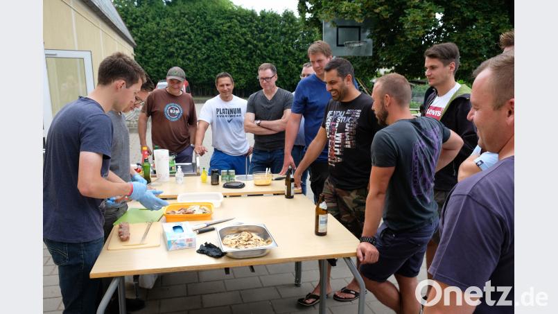 Geht’s um Grillen, ist die männliche Dominanz allgegenwärtig. Auch beim Workshop der Volkshochschule informieren sich von 21 Kursteilnehmern 19 Herren über die Geheimnisse einer delikaten Speisenzubereitung auf Grillrosten. Angeleitet werden die Grill-Begeisterten von den Kursleitern Stefan Götzl und Marko Friedrichs. do