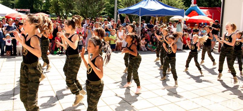 Die „DanceKids“ unterhalten die Besucher mit ihren abwechslungsreichen Tänzen beim DJK-Sommerfest. kzr