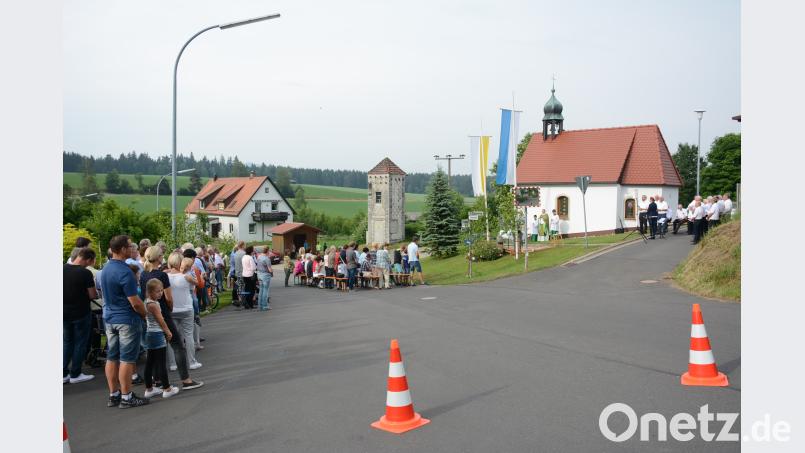 Vor der Ortkapelle zelebriert Pfarrer Markus Bruckner mit den Witzlasreuthern eine Vorabendmesse. ak