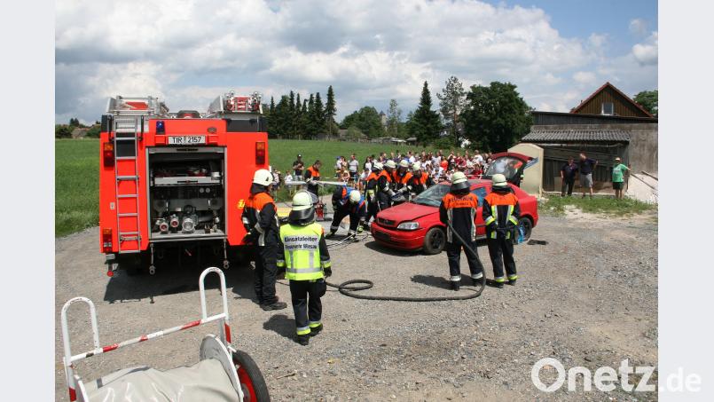 Hinter der Absperrung verfolgen zahlreiche (willkommene) Schaulustige das von Kommandant Thorsten Meiler begleitete Geschehen am „Unfallort“. wro
