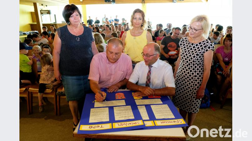 In Anwesenheit der Kinder und Kita-Eltern sowie von (stehend, von links) Kita-Leiterin Nana Kasiková aus Tepl, Dolmetscherin Lenka Uschold und Kita-Leiterin Waltraud Wagner aus Speinshart setzten die Bürgermeister Karel Hermann (Tepl) und Albert Nickl (vorne, von links) ihre Unterschrift auf die Partnerschaftsurkunde. do
