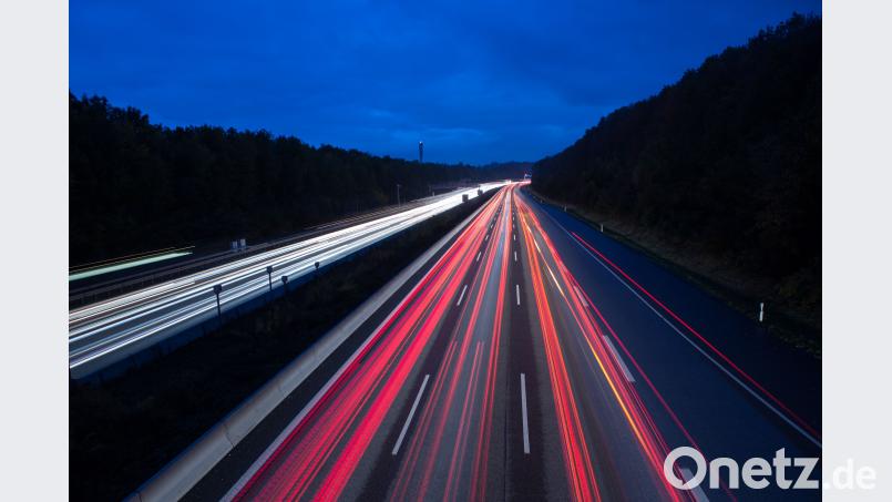 Autos fahren auf einer Autobahn.  Silas Stein/dpa