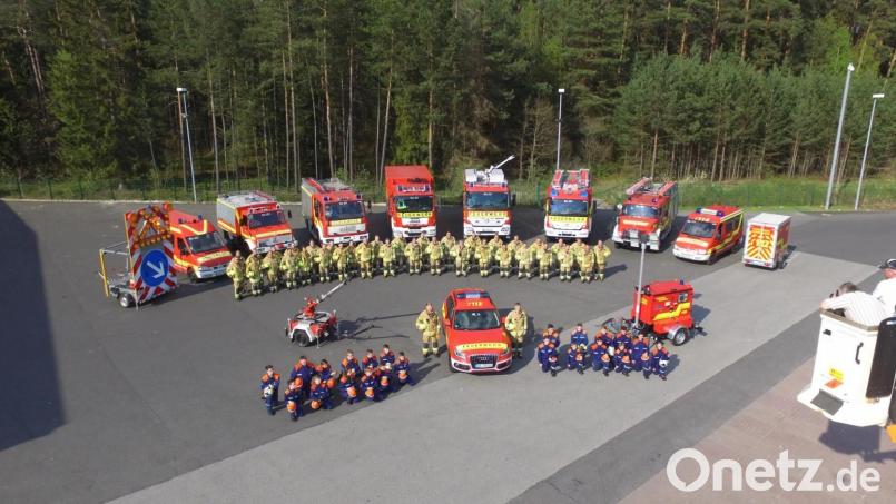 Die Aktiven der Rosenberger Feuerwehr und ihre Fahrzeuge. Am Samstag, 16. Juni, geben sie beim Tag der offenen Tür einen Einblick in ihre Arbeit und in ihren dienstlichen Alltag. exb