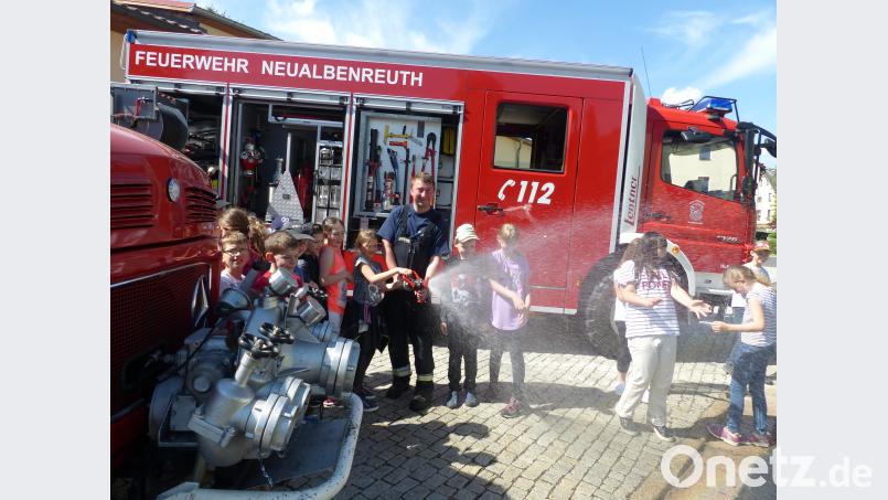Die Schüler der Klasse 3/4 auf Besuch bei der  Feuerwehr Neualbenreuth. exb