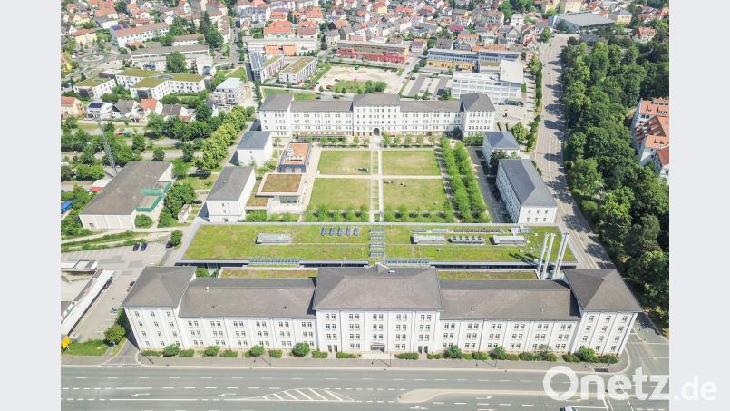 Der OTH-Campus in Amberg. Die viergeteilte Grünfläche in der Bildmitte dient am Samstag als Spielfeld. Alexander Viebig