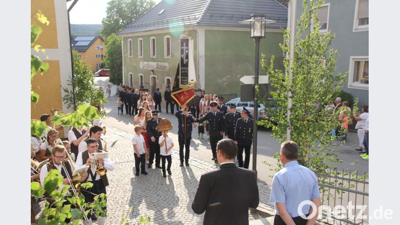 Auf der Kirchentreppe warteten die beiden Schirmherrnanwärter auf die Bittsteller von der Zeirieder Feuerwehr. frd