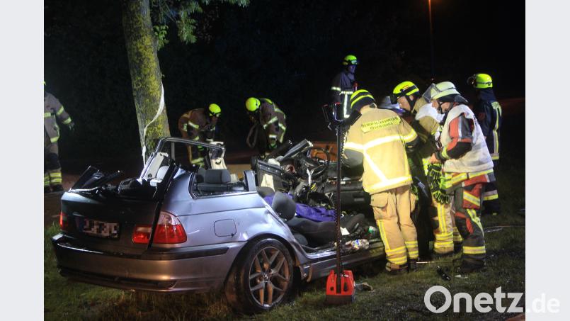 Eine Stunde dauerte die Rettungsaktion: Die Rettungskräfte mussten einen Autofahrer aufwändig aus dem Wrack befreien. Auer, Alexander