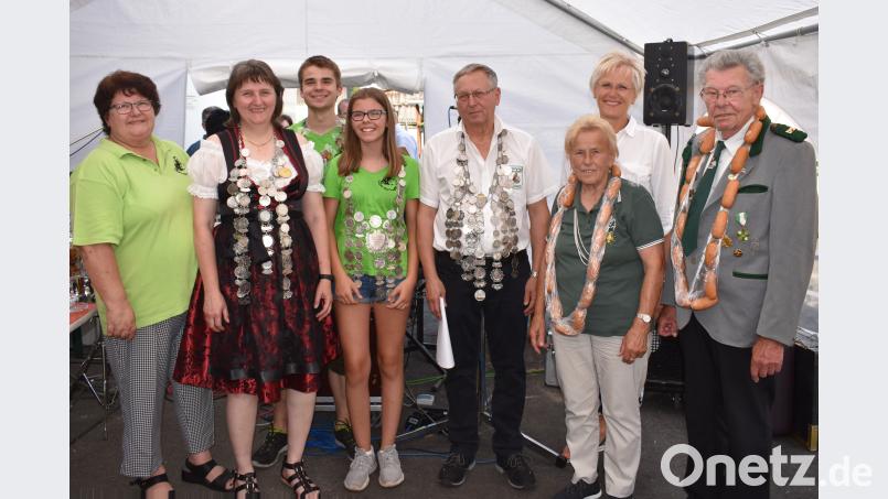Hans Biersack (Vierter von rechts) wird bei der Königsproklamation der Schützengesellschaft "Falkenhorst" als Schützenkönig gefeiert; Ulla Zintl (Zweite von links) als Schützenliesl und Sarah Schönberger (Vierte von links) als Jugendkönigin. Mit auf dem Bild von rechts: Herbert Friedrich, zweite Bürgermeisterin Anita Stauber und Anni Stümpfl sowie zweite Schützenmeisterin Elisabeth Werner (von links) und Benedict Schmidt. rgr