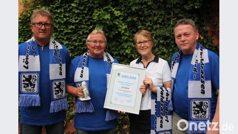 Eine Urkunde und einen Porzellanlöwen gab es von der Fanbeauftragten des TSV 1860 München, Jutta Schnell, für die Löwenfreunde. Von links 3. Vorsitzender Werner Ernstberger, Vorsitzender Reinhard Heller und 2. Vorsitzender Klaus Birkner kro