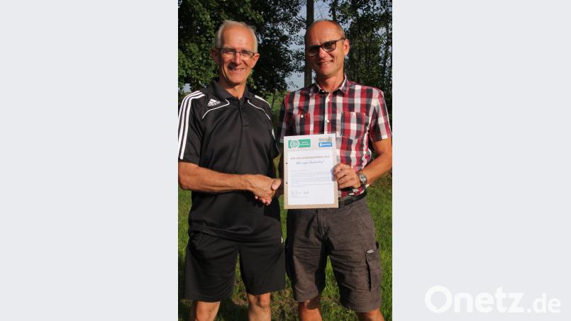 Vereinsehrenamtsbeauftragter Ernst Döllinger überreichte Matthias Schnurrer (rechts) den DFB/BFV-Ehrenamtspreis. Rosner, Konrad (KONRAD.ROSNER@T-ONLINE.DE)