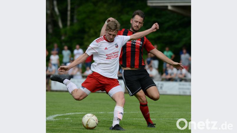 Felix Diermeier (links) erzielte für die SpVgg Vohenstrauß den 1:0-Siegtreffer im Relegationsspiel gegen den SC Luhe-Wildenau (im Bild Benjamin Scheidler). In der neuen Saison wird der 18-Jährige für den SV Etzenricht in der Landesliga auf Torejagd gehen. Hans Mark