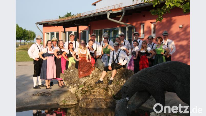 Die Ursensollener Kirwapaare stehen bereit, ihre Vituskirwa am Wochenende (16. bis 18. Juni) auf der Reif Wiesn in Ursensollen zu feiern. brü
