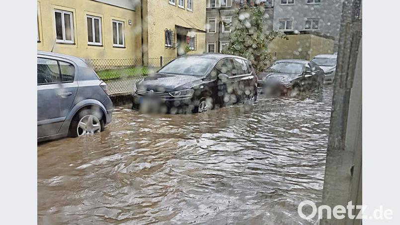 Nicht nur auf der Straße hinter der Pressather Raiffeisenbank steht das Wasser, sondern auch in dem Geldinstitut. Trotzdem geht einen Tag später der Geschäftsbetrieb wie üblich weiter. jma