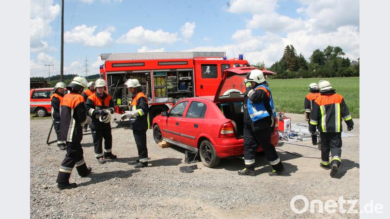 Mit einer Schauübung   beschenkt  die Nachbarwehr aus Wiesau den Jubelverein. wro