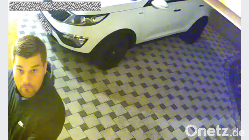 Einer der Gesuchten in Nahaufnahme. exb/Polizei