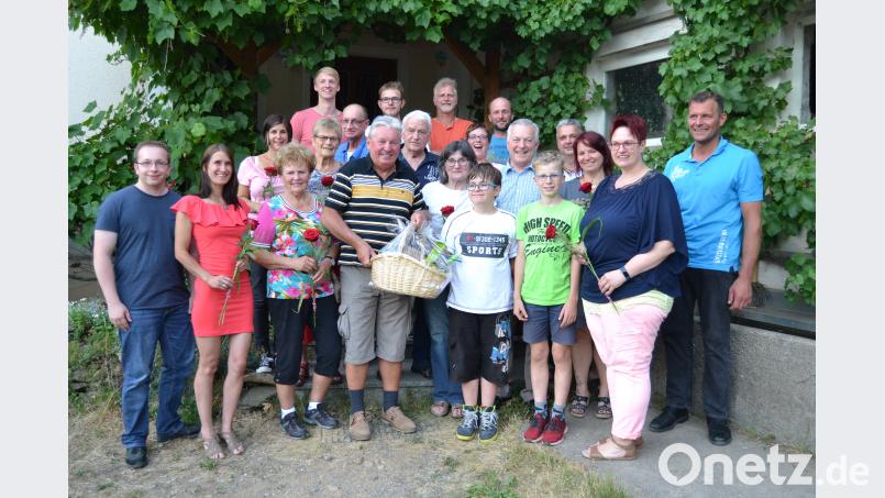 Hans Forster (vorne, Vierter von links) will mit der CSU Weiden-Ost einen neuen Baum im Stadtbad pflanzen, am liebsten einen mit der Parteifarbe im Namen. hcz