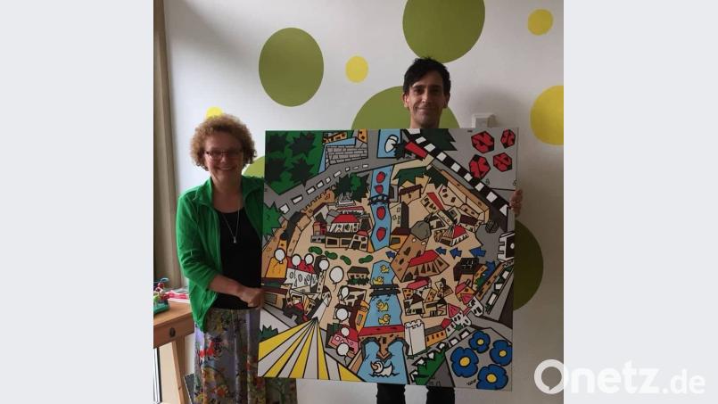 Bürgermeisterin Brigitte Netta und Künstler Marcus Trepesch mit dem Mensch-ärgere-Dich-nicht-Kunstwerk. Uli Piehler