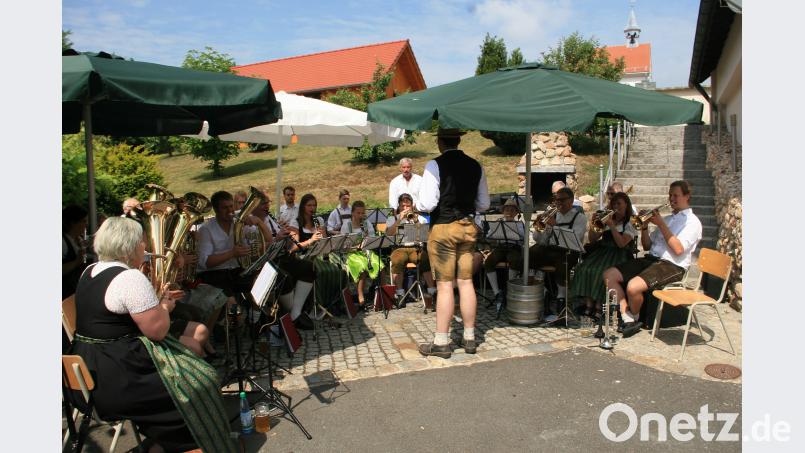 Den Frühschoppen beim Gerätehaus umrahmt  die Blaskapelle, die von Kapellmeister Franz Stierstorfer dirigiert wird. wro