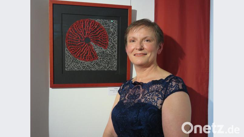 Sabine Heibl hat unter anderem etliche "Klöppel-Malereien" dabei, wie ihr jüngstes Werk mit Titel "Vulkan".. ubb