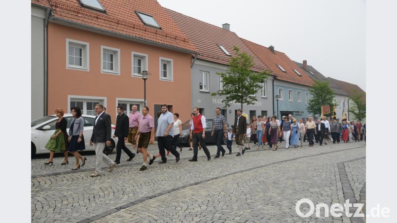 Der Kirchzug eröffnete die Sommer-Kirchweih. bey