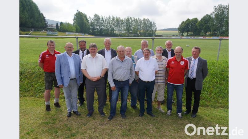 Der FSV-Förderkreis feiert 40-jähriges Jubiläum. Vorsitzender Michael Wittmann (Fünfter von links) ehrte verdiente Mitglieder. fvo