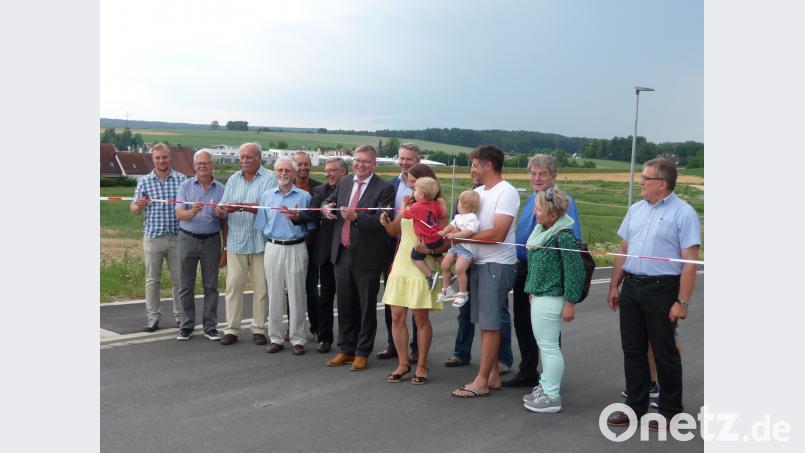 OB Michael Cerny durchtrennt ein Trassierband, um das Baugebiet Drillingsfeld II einzuweihen. Sandig, Kristina [SAN]