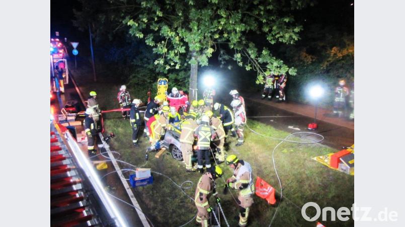 Aufwändig mussten die Rettungskräfte einen Autofahrer aus dem Wrack befreien. Berufsfeuerwehr Regensburg