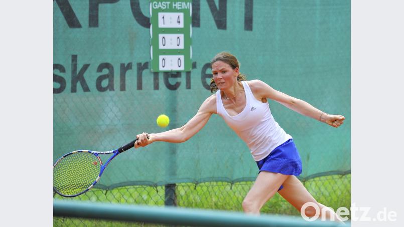 Elisabeth Winter-Göth vom TC Kümmersbruck machte im Spitzeneinzel kurzen Prozess mit Sandra Forster. Ihr Spiel war noch vor dem Gewitter beendet, so dass sie nicht in die Halle musste. Hubert Ziegler