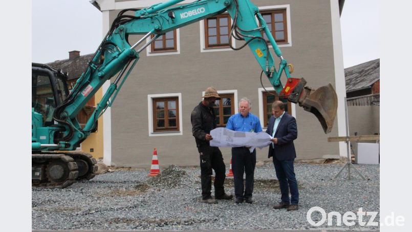 Ortstermin mit Architekt Josef Schöberl (Mitte), Bürgermeister Karlheinz Budnik (rechts) und Bauunternehmer Stefan Windschiegl. Die Arbeiten für das neue Marktpodest können beginnen. Michaela Lowak