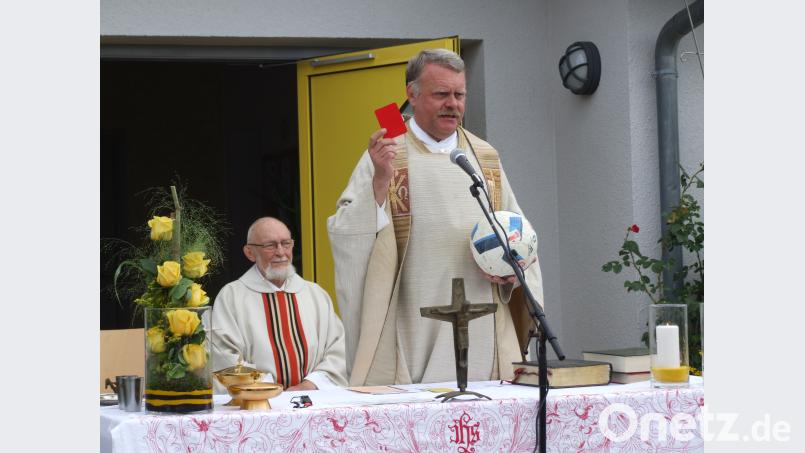 Pfarrer Theo Schmucker mit seiner persönlichen, humorvollen Interpretation der „A-Karte“. zth