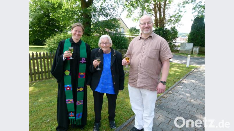 Pfarrerin Anne Utz entpflichtet Klara Gerchau als Mesnerin und führt Michael  Weith als Nachfolger ein. rn