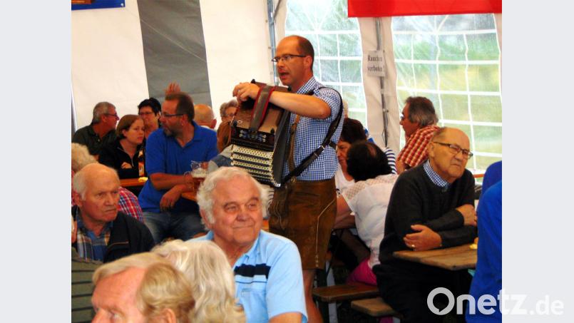 Nach dem sich der Regen verzogen hatte füllte sich das Zelt und es mussten weitere Bänke und Tische herbei geschafft werden. Am Nachmittag hatte somit Musikant Bernhard Luber mit seiner  Quetschn genügend zufriedene Zuhöre beim Sommerfest der Siedlergemeinschaft Feuerhof. fnk