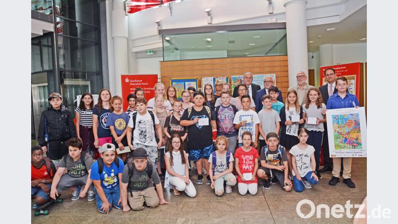 Alexander Prips (11, rechts) gewinnt den Plakat-Malwettbewerb zum Kinderbürgerfest. Die Preisverleihung für ihn und die anderen erfolgreichen Teilnehmer fand in den Räumen der Sparkasse Oberpfalz Nord statt. Gabi Schönberger
