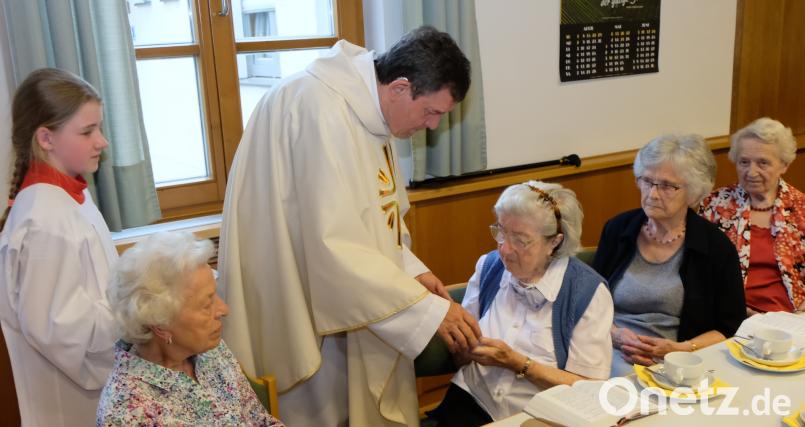 Erstmals spendete Pfarrer Max Früchtl, assistiert von Ministrantin Felicita Krauss das Sakrament der Krankensalbung, das in Floß besondere Tradition hat. le