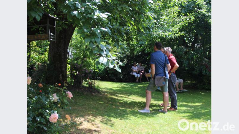 Einen prächtigen Rosen- und Blumengarten nennen Cordula und Rudi Standfest ihr Eigen. Als Vorsitzender des heimischen Obst- und Gartenbauvereins zeigt hier der Hausherr nicht nur seinen „grünen Daumen“ sondern auch sein Gespür für die Natur. heb