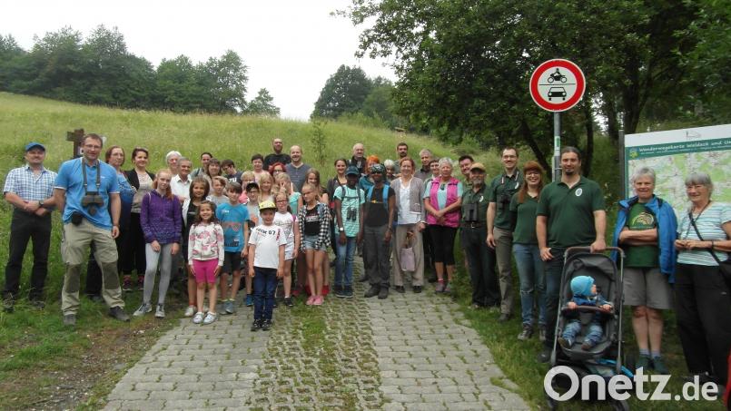 Martin Schmidt (Zweiter von links) und Thomas Stingl (Fünfter von rechts) treffen sich am Fußweg zur Burgruine mit HuK-Vorsitzendem Georg Wagner (Sechster von rechts) sowie weiteren Interessierten zur Vogelwanderung. hl