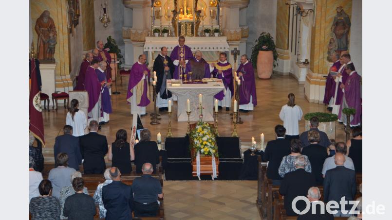 Fast 60 Jahre nachdem er hier sein erstes Messopfer feierte, wurde für Geistlichen Rat Johannes Frischholz in der Stadtpfarrkirche das Requiem zelebriert, bevor er auf dem Friedhof in Oberlind die letzte Ruhe fand. dob
