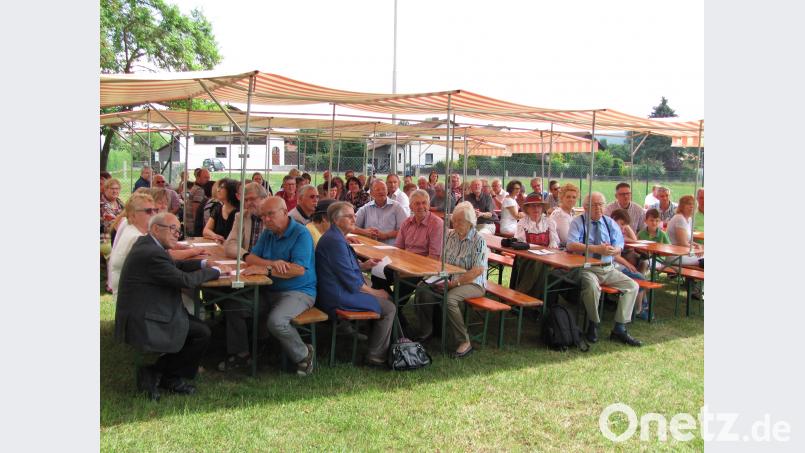 Viele Gläubige beider Konfessionen besuchen am Sonntagvormittag den ökumenischen Gottesdienst im katholischen Pfarrgarten. sei